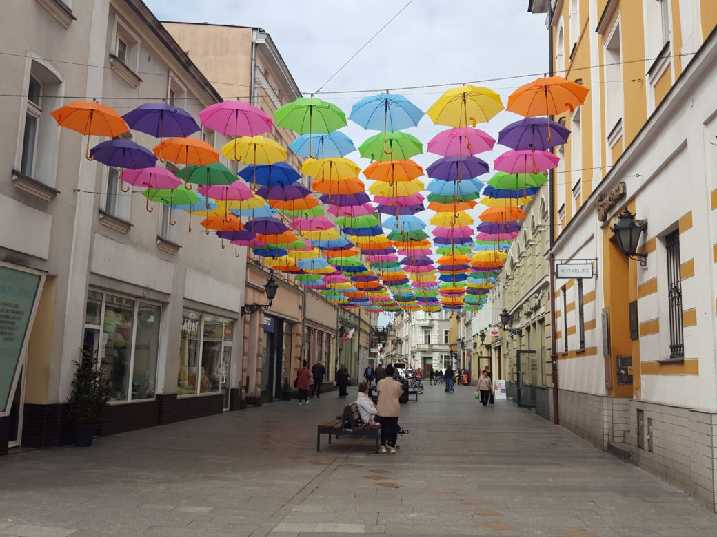 Nad ulicą Wróblewskiego zamontowano dziś girlandy