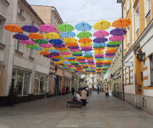 Nad ulicą Wróblewskiego zamontowano dziś girlandy
