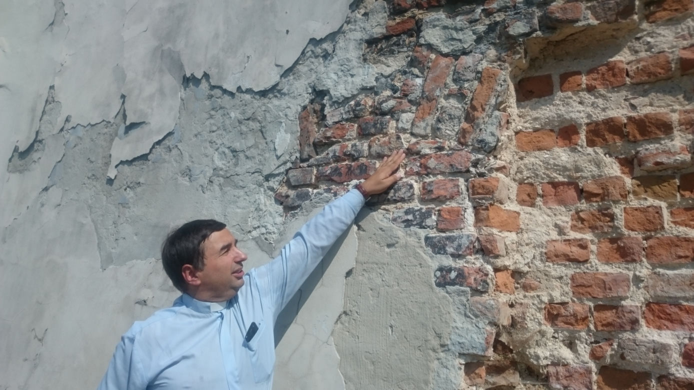 Lublin: Mur zabytkowego kościoła zaczął się „sypać”. Odsłoni NIEZNANĄ HISTORIĘ?