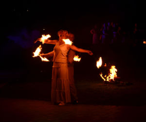 Pokaz fireshow w wykonaniu tancerzy i tancerek Teatru Ognia „Mantra” z Makowa Mazowieckiego