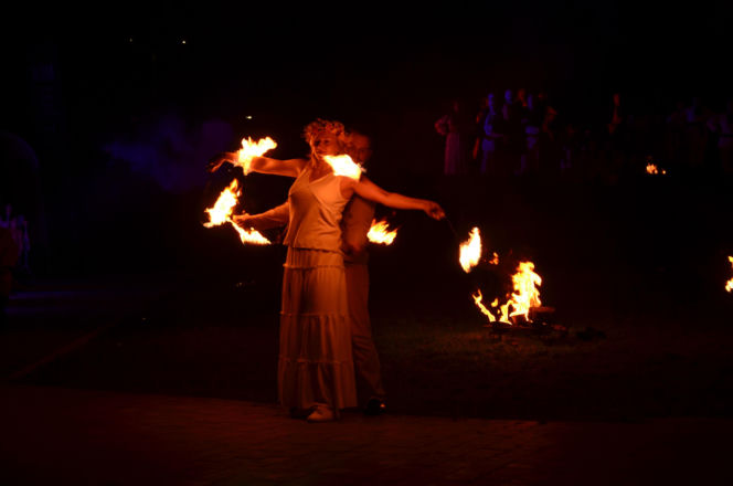 Pokaz fireshow w wykonaniu tancerzy i tancerek Teatru Ognia „Mantra” z Makowa Mazowieckiego