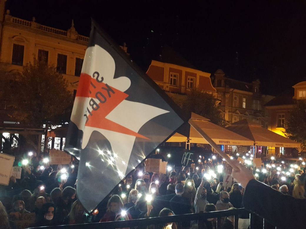  Skandowano, skakano i śpiewano... Kolejny "Strajk Kobiet" w Lesznie