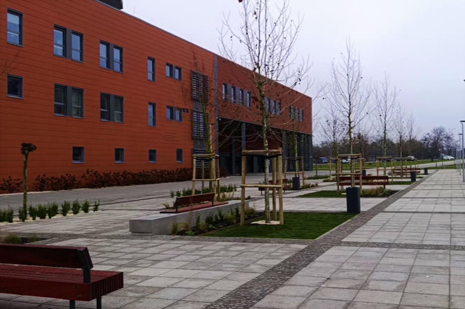 Plac przed Netto Areną po przebudowie