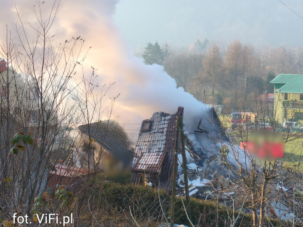 Tragedia w Ustroniu! Wybuch gazu rozsadził dom jednorodzinny. Jedna osoba wyciągnięta spod gruzów