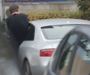Karolak wozi ukochaną rzęchem