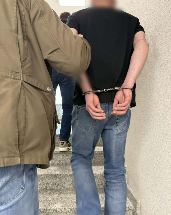 Zabezpieczał imprezę, został kopnięty w twarz. Długa lista zarzutów dla 29-latka z gminy Piaski
