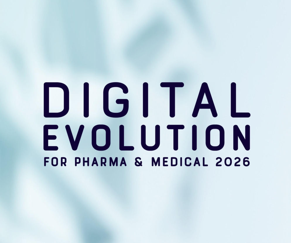 Grafika z napisem Digital Evolution for Pharma & Medical 2026 na rozmytym, jasnoniebieskim tle, przedstawiająca koncepcję cyfrowej transformacji w branży farmaceutycznej i medycznej, o czym więcej przeczytasz na Poradnik Zdrowie.