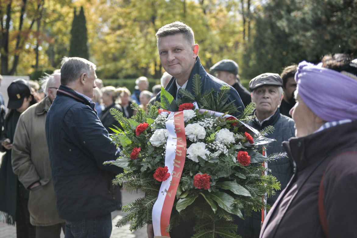 Pogrzeb Jerzego Urbana. Pożegnali go Kwaśniewski i Michnik. Kto jeszcze? 