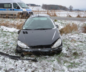 Dachowanie we Wrocance: Trzy osoby, w tym dwoje dzieci, trafiło do szpitala