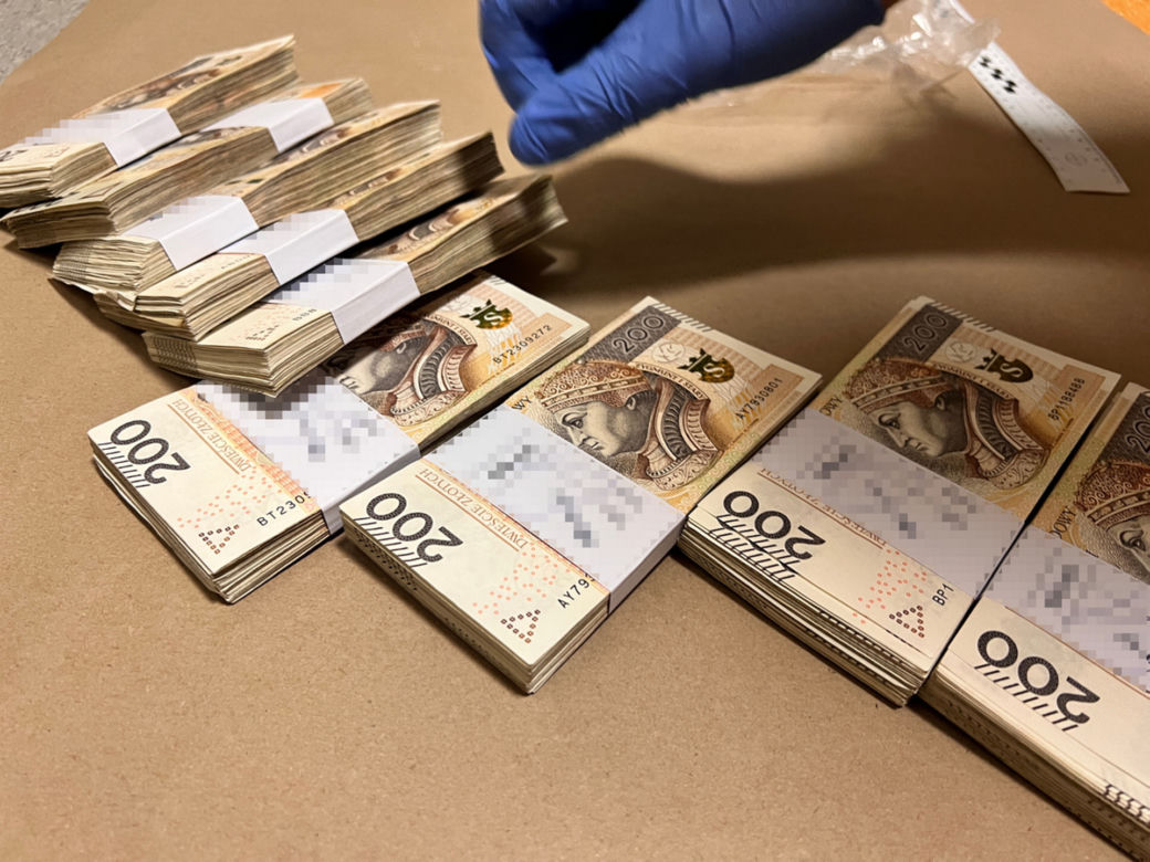 Warszawa. Senior z Mokotowa chciał pomóc "policjantom". Wyniósł przed blok 650 tysięcy złotych w reklamówce  