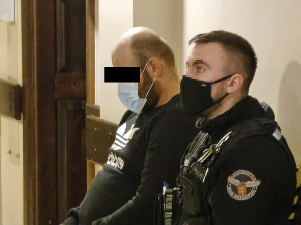 Skatowali Leszka na polnej drodze i odwieźli do domu