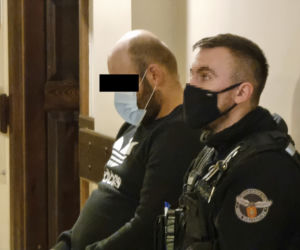 Skatowali Leszka na polnej drodze i odwieźli do domu