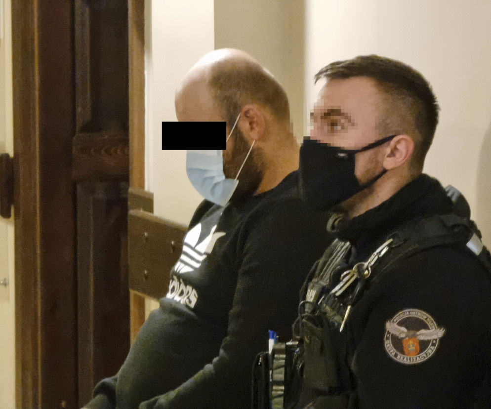 Skatowali Leszka na polnej drodze i odwieźli do domu