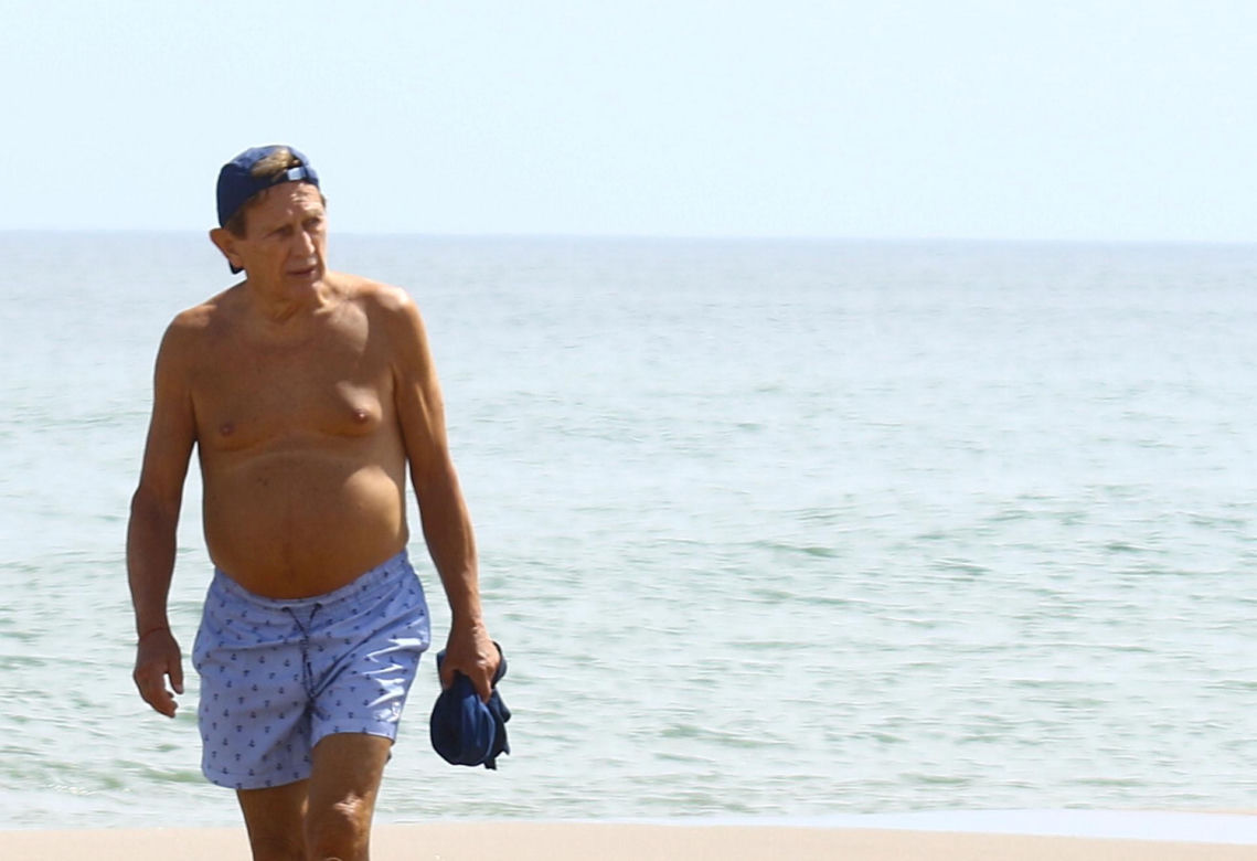 Smutny Englert samotni snuje się po plaży, Zona aktora wybrała zimną północ