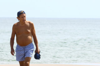 Smutny Englert samotni snuje się po plaży, Zona aktora wybrała zimną północ