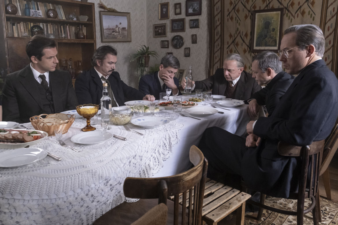 Stulecie Winnych 4 odc. 46.Ignacy (Lesław Żurek), Jerzyk (Andrzej Andrzejewski), Władek (Arkadiusz Janiczek), Jasiek (Patryk Szwichtenberg), Michał (Stefan Pawłowski), Julian (Jacek Knap)