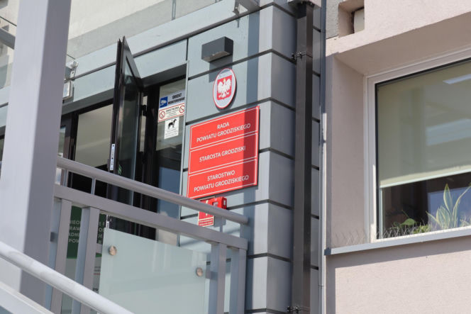 Aż 6 godzin w kolejce do urzędu w Grodzisku Mazowieckim: "Nie mamy szans się dostać". Będą zmiany