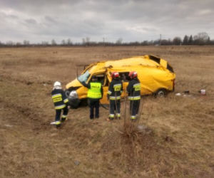 Silny wiatru mógł doprowadzić do tragedii! Tyle zostało z busa! [ZDJĘCIA]
