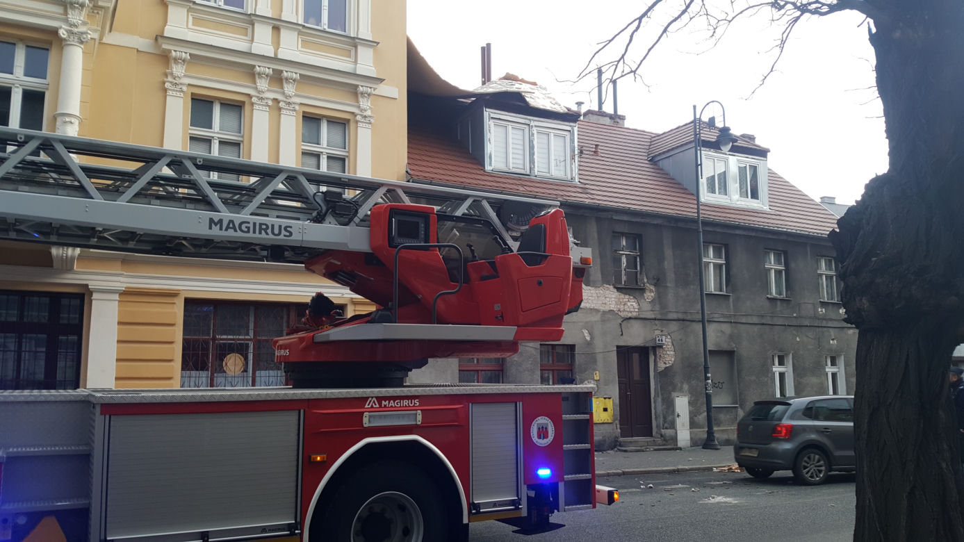 Wiatr zerwał elewację kamienicy przy ul. Pomorskiej w Bydgoszczy