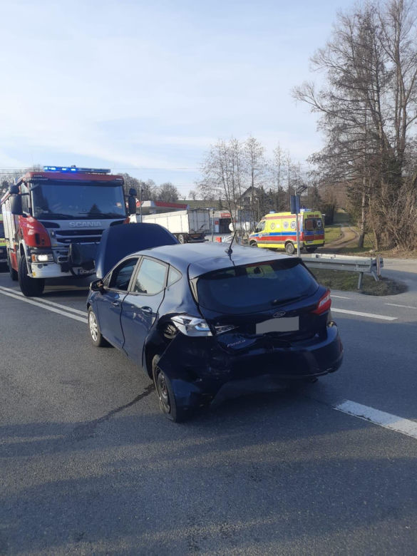 Karambol w Tymowej. Zderzenie trzech aut na DK75 [ZDJĘCIA]