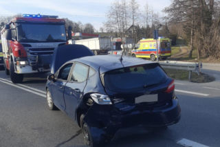 Karambol w Tymowej. Zderzenie trzech aut na DK75 [ZDJĘCIA]