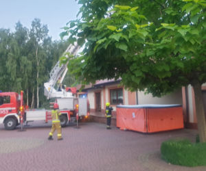 Złodziej wszedł na dach. Groził policjantom. Użyto miotacza pieprzu!