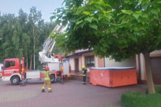 28-latek nie chciał zejść z dachu. Użyto miotacza pieprzu!