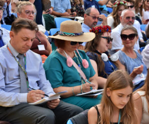 Tysiące ludzi szuka swojego szczęścia na stadionie. Kongres Świadków Jehowy przyciągnął tłumy
