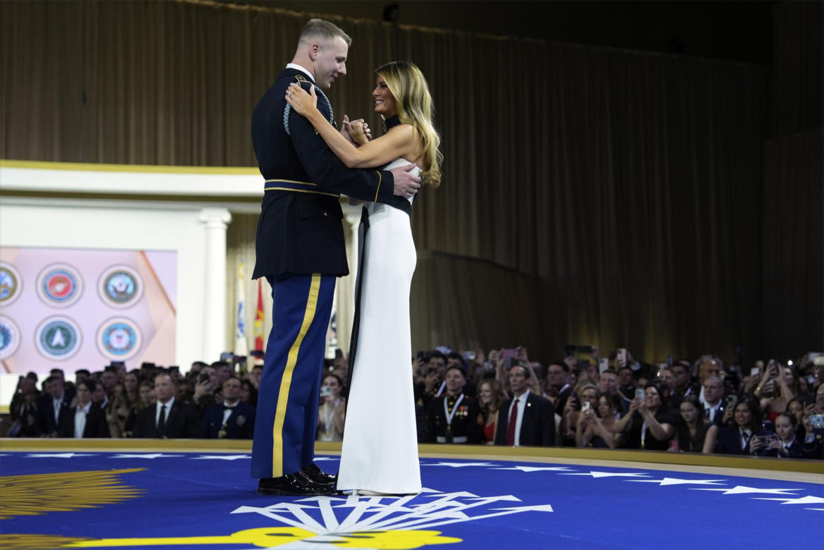 Pierwszy taniec pierwszej pary! Tak Donald Trump i Melania świętowali zaprzysiężenie