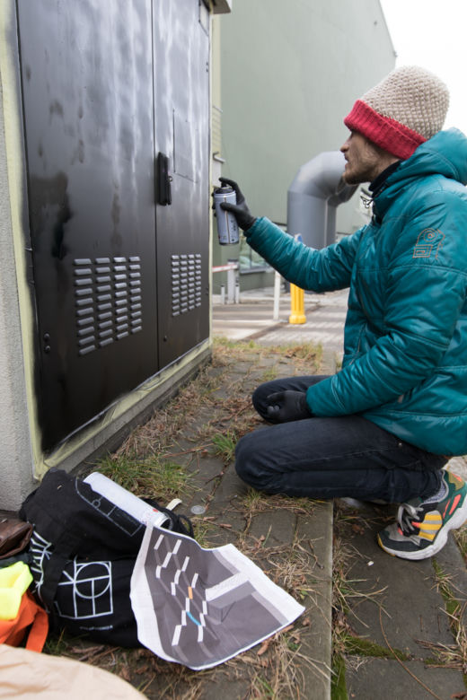 Artysta pomaluje skrzynki elektryczne w centrum Katowic. Chce zwrócić uwagę na problem dewastacji w przestrzeni publicznej