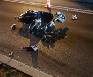 ZDERZENIE motoroweru z osobówką! Jedna osoba trafiła do szpitala