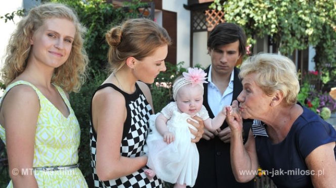 M jak miłość. Hania (Maja Marczak), Natalka (Marcjanna Lelek), Ula (Iga Krefft), Barbara (Teresa Lipowska), Franek (Piotr Nerlewski)