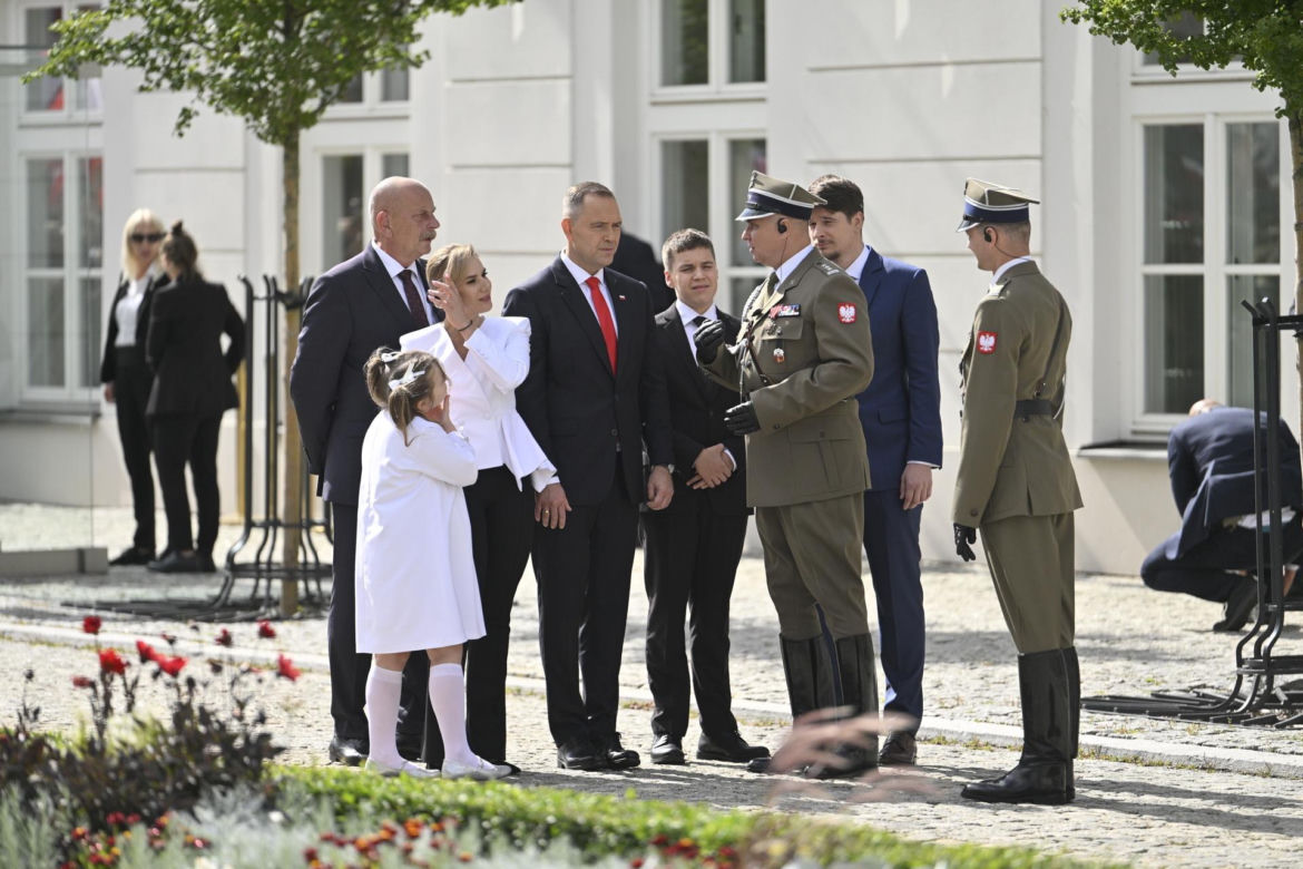 Przejście do Pałacu Prezydenckiego. Pierwsza dama się przebrała 
