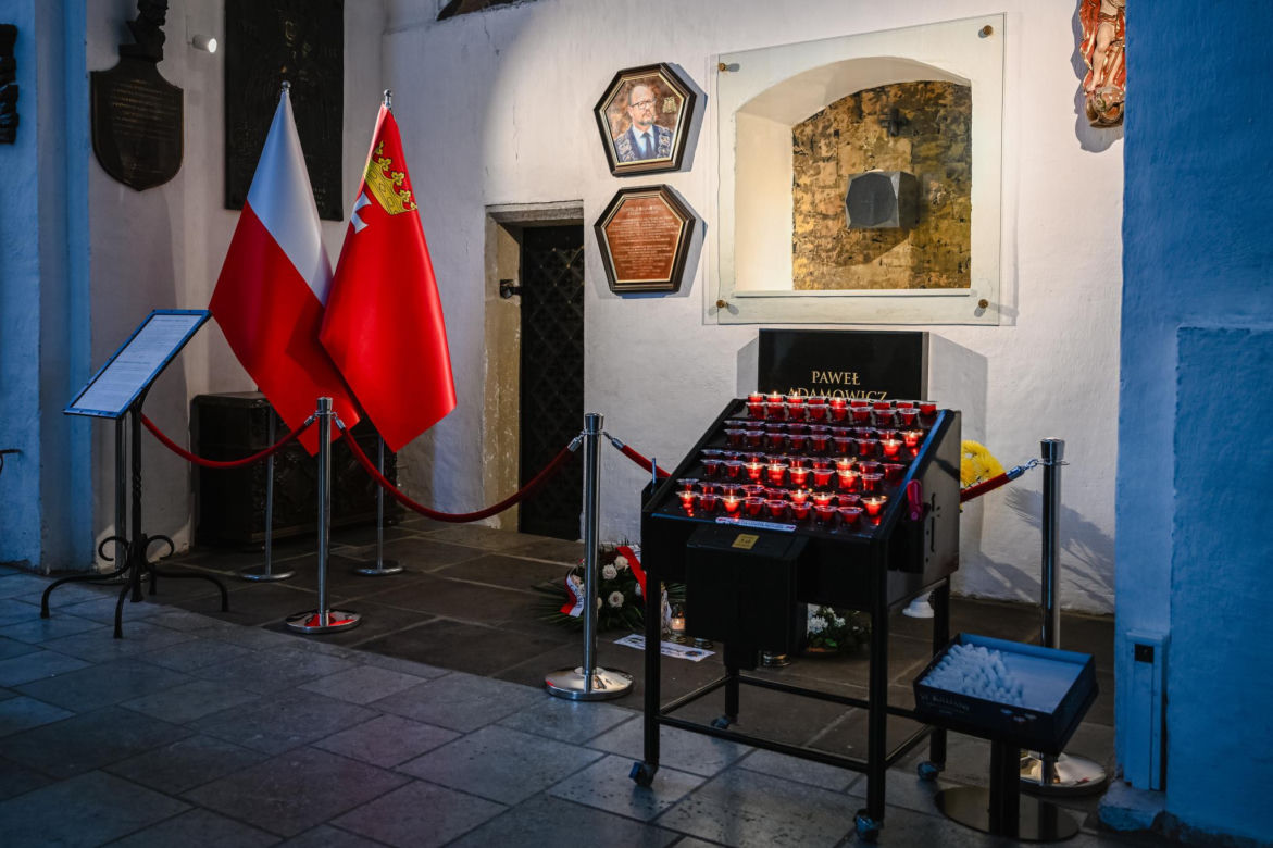 Przejmujący widok przy grobie Pawła Adamowicza. Zdjęcia z bazyliki Mariackiej