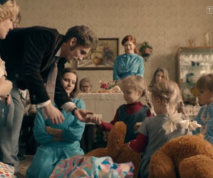 Stulecie Winnych 3 odc. 38. Basia (Kamila Bujalska), Tomek (Filip Gurłacz), bliźniaczki Ula (Helena Stupak), Julia (Nela Szumowska)