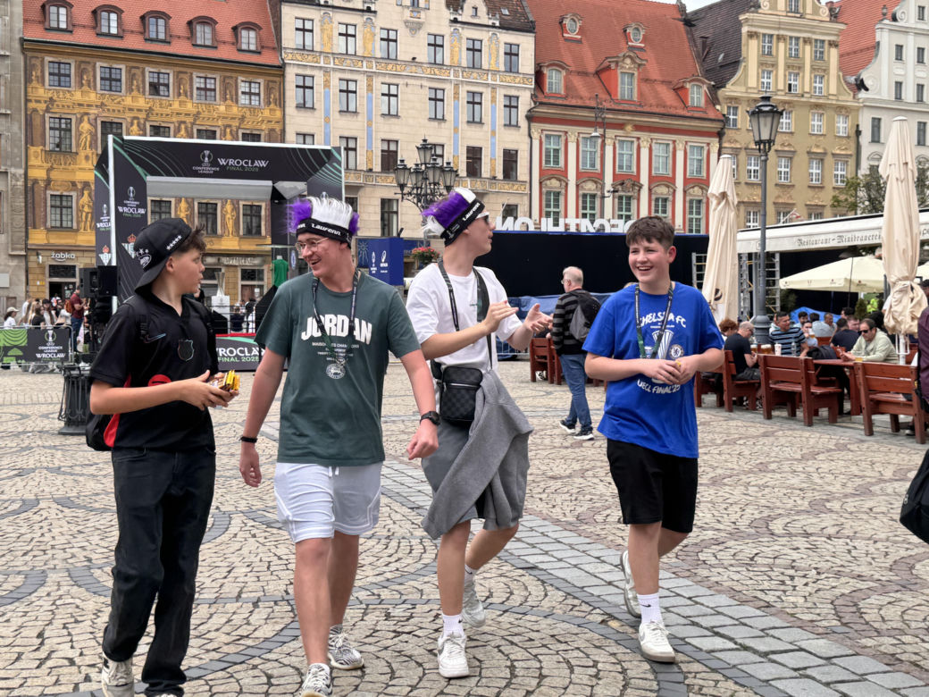 Wrocław żyje finałem Ligi Konferencji Europy. Kibice Betisu i Chelsea już w strefach kibica!