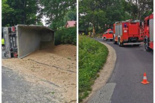 Wypadek na trasie Łomy - Jonkowo. Ciężarówka uderzyła w drzewo. Droga zablokowana [ZDJĘCIA]