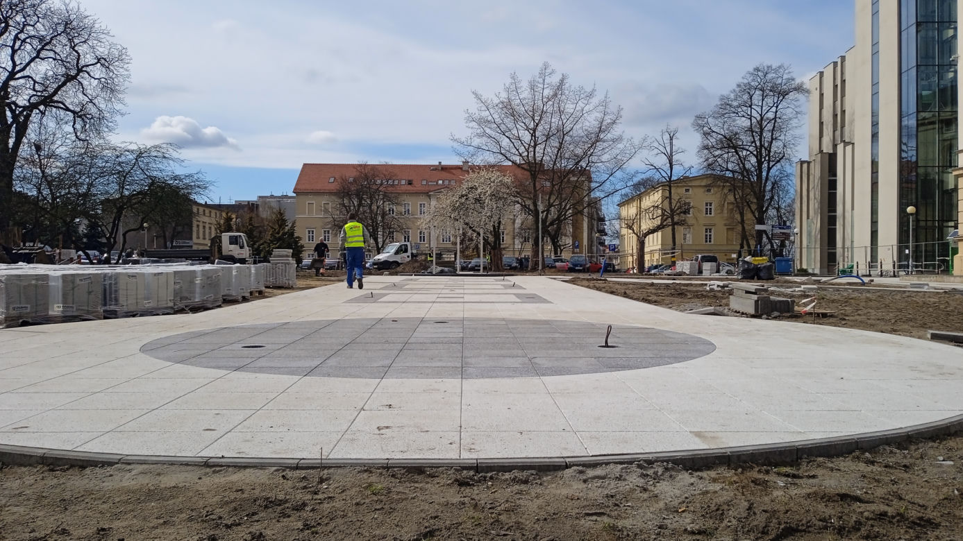 Modernizacja placu Słowiańskiego w Zielonej Górze. Jak przebiegają prace?
