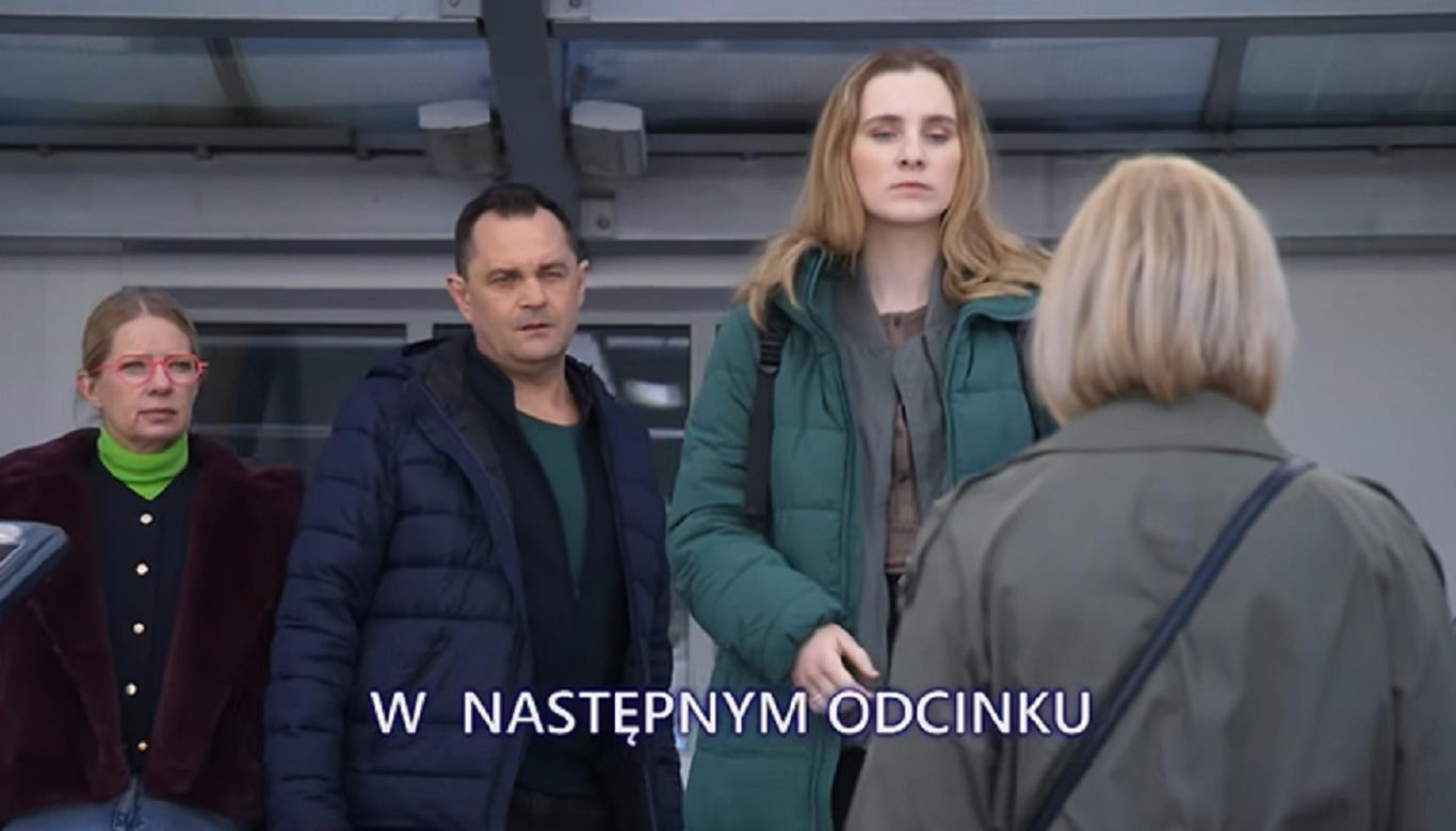 Na Wspólnej odc. 4049. Nina (Liliana Jakubowska), Renata (Marta Jankowska), Marzena (Katarzyna Zielińska-Jaworska), Sławek Dziedzic (Mariusz Słupiński)
