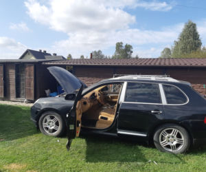 Niedługo się cieszyli skradzionym porsche: wpadło dwóch złodziei 