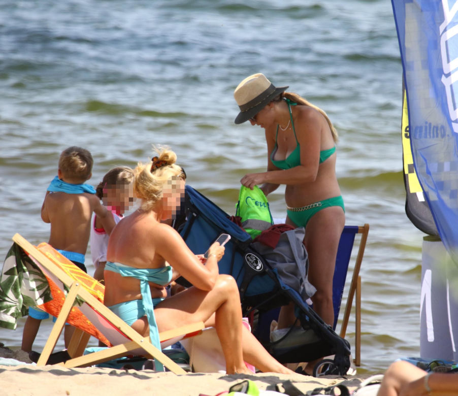 Posłanka Gajewska z dziećmi na plaży