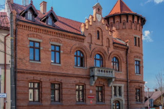 To miasto ma jeden z najpiękniejszych ratuszy w Małopolsce. Jego mieszkańcy od wieków są znani z wielkiej pobożności