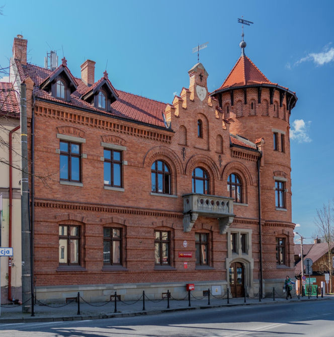 To miasto ma jeden z najpiękniejszych ratuszy w Małopolsce. Jego mieszkańcy od wieków są znani z wielkiej pobożności