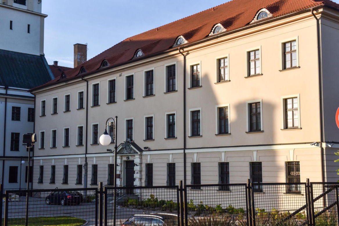 Tu mieszka ksiądz Tadeusz Rydzyk. Tuż za ścianą jego klasztornej celi jest kościół