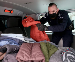 Policjanci ze Śródmieścia ubrali potrzebujących na zimę