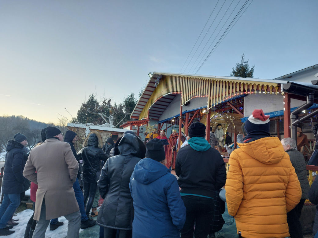 Kolędowanie pod szopką w Różance