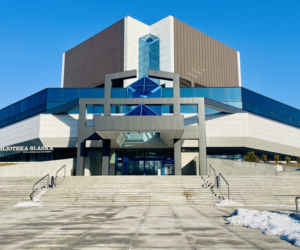 Czerń portalu symbolizuje czerń węgla. Biblioteka Śląska