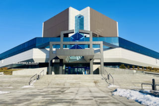 Postawili ją na skos na wzniesieniu i nakryli przeszklonym świetlikiem, bo to były lata 90. Klarowne, ascetyczne formy