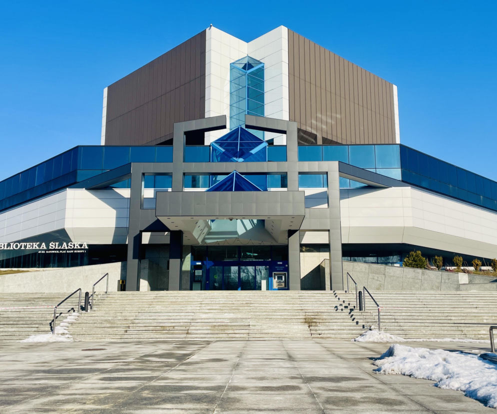 Zewnętrzna fasada Biblioteki Śląskiej w Katowicach, projektu Juranda Jareckiego, Marka Gierlotki i Stanisława Kwaśniewicza, wyróżnia się nowoczesnymi, ascetycznymi formami, z dużymi przeszkleniami oraz fragmentami elewacji w odcieniach bieli i szarości. To dzieło, które wpłynęło na architekturę Katowic, a o jego historii i rozwiązaniach technicznych można przeczytać w Architektura Murator Plus.