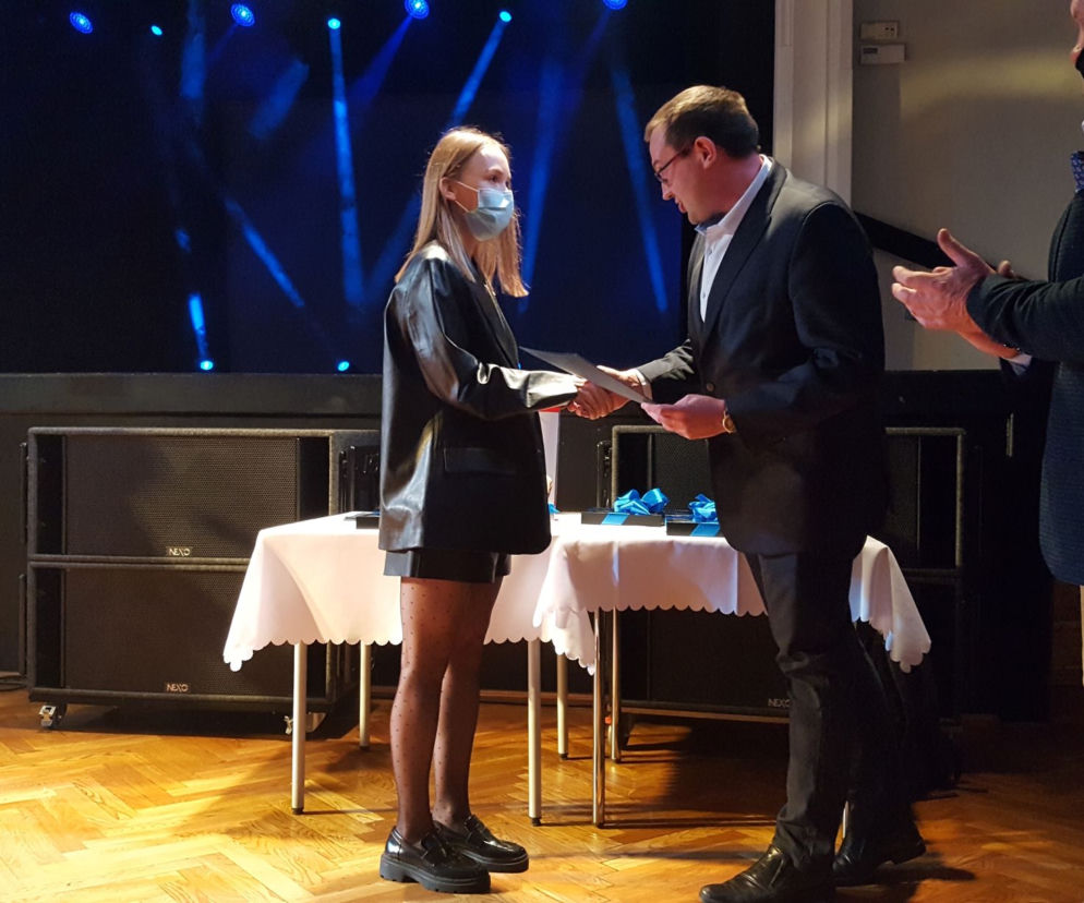 W sali MOK-u w Lesznie wręczono stypendia Student Plus